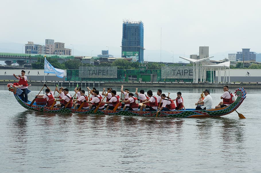 Dragon Boat Racing is Team Sports Without Balls